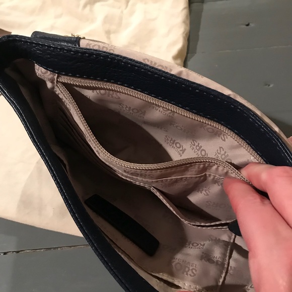 Michael Kors small purse - Picture 5 of 7